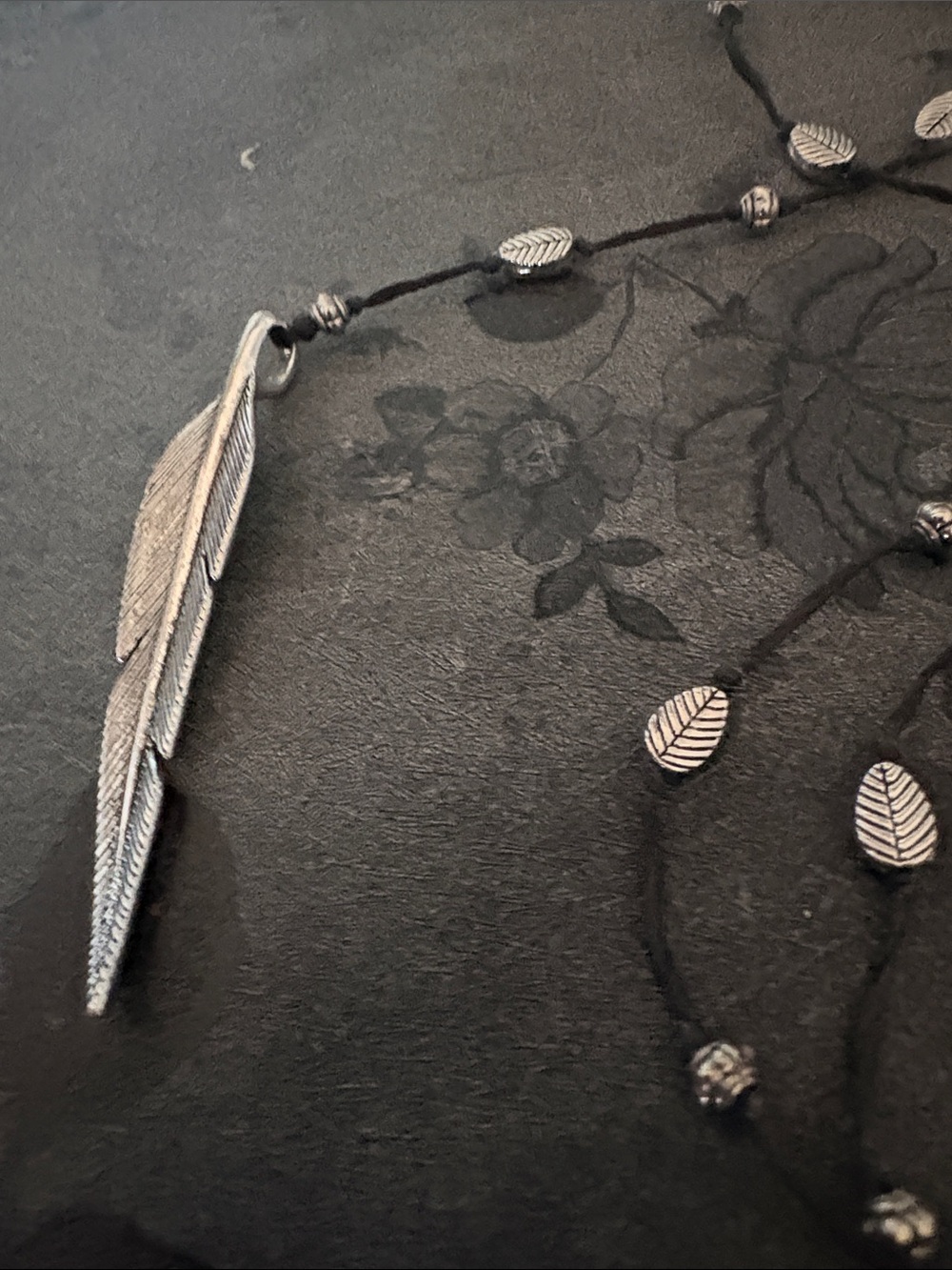 VINTAGE BOHO STYLE LEAF PENDENT LEAf ACCENTS ON BLACK CORDED LARIAT 63" NECKLACE - Picture 2 of 9